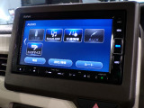 CD、DVD、Bluetooth、AM、FM、スマートフォン接続ができます。