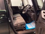 【ベンチシート】運転席と助手席の移動もスムーズ!狭い駐車場での乗り降りや、お子様の乗り降りにも便利です。座席の間にコンソールボックスやドリンクホルダーがないため、車内空間が広く感じます。