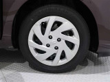 タイヤサイズは(175/65R14)でキャップ付きスチールホイールです。
