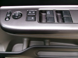 運転席から全ての窓の開閉ができます。ウィンドウロック機能はお子様のいたずら防止に有効です。