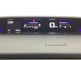 デジタル表示のスピードメーターとタコメーターを大きく配した見やすいメーター部になっています。左側のインフォメーション画面でオドメーターや燃費などの情報を確認できます。