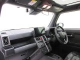 ダイハツのお店では、ダイハツ車を知り尽くしたプロフェッショナルが、専用の診断機器を使って各システムを点検しております。