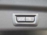 電動リアゲート装備です。バンパー下でのキックスイッチも装備されております。