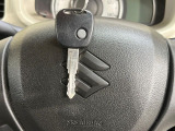 【キーレス】少し離れた場所からでもボタン一つでドアの開錠・施錠ができるのでとっても便利!ドアの鍵穴周りに傷をつけることもありません