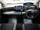 運転にかかわる様々な操作を安全に行えるように視点移動が少なく、操作性に配慮されたスイッチ類が凝縮されたコクピットです。