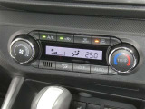 【オートエアコン】車内温度を感知して自動で温度調整をしてくれるのでいつでも快適な車内空間を創り上げます!どの席に座っても快適なドライブが楽しめます♪