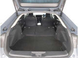 【トランクルーム】荷室の広さも十分です!シートアレンジでシートを畳めば長い荷物だって積めますね。シートアレンジの操作方法など、お気軽にご相談下さい。