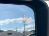 【ブラインドスポットモニター】走行中、ドアミラーの死角になりやすい箇所に後続車が接近するとサイドミラーのレンズに警告を表示!ドライバーに注意喚起をしてくれます。