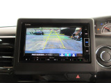 バックカメラの画像です。ガイドラインがスムースな車庫入れをサポートいたします。車庫入れの安心感がアップしますね。