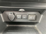 【運転席・助手席シートヒーター】寒い日に冷えやすい腰や肩に快適な温もりを伝えます。