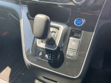 e-powerの電子シフトノブはワンタッチでドライブ・リバースに入れていただけますので非常に操作が楽々です!