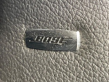 【BOSEサウンドシステム】メーカーオプションの高品位サウンドシステムを搭載。専用のチューニングが施された大小様々なスピーカーから良質なサウンドが奏でられ、臨場感あふれる音響空間を演出します。