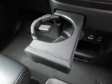 運転席からも助手席からも使いやすい位置にドリンクホルダーを配置しています。