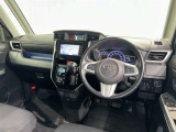 運転席まわりです。 各操作スイッチは使いやすい位置に配置されてます。