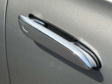 シートヒーターはエアコンより温まるのが早く、寒い日の運転には欠かせない装備です。3段階の温度調節ができ、快適な温度でドライブいただけます。