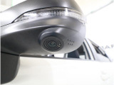 助手席側で見えにくい左前方の映像を、車内のマルチファンクションディスプレイに映し出します。前方への駐車や左寄せ、狭い道でのすれ違いなど、さまざまなシーンで安心して運転できる便利な機能です。