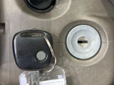 【キーレス】少し離れた場所からでもボタン一つでドアの開錠・施錠ができるのでとっても便利!ドアの鍵穴周りに傷をつけることもありません♪