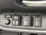 パワーウィンドは今や当たり前の機能ですが、無いと困る機能です。運転席からの操作で、全席の窓を振るオープンにしたり、フルクローズが可能です。