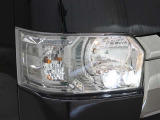 省電力に寄与する2連プロジェクター式LEDヘッドランプ(クリアスモーク加飾)が装備されています。