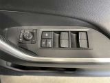 パワーウィンドウスイッチで運転席から全席の窓の開閉ができます♪