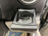 運転席と助手席には、格納式のドリンクホルダーが装備されています。