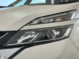 LEDヘッドライトは、点灯の瞬間から最大光量を発揮し、突然暗くなるトンネルなどでの安定感を高めます。