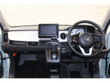 操作性に優れた運転席となります!小物入れや各ボタンの配置にこだわり、使いやすいです!座り心地もよく視認性も良好なのでロングドライブもお任せ下さい!