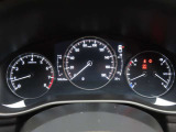 CX-3のメーター部です。華美な装飾を避け、必要な情報を瞬時に読み取れる様にデザイン・配置されています。