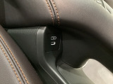 エレクトリックギアセレクターの下にスマートフォンなどが置けるトレーと、充電可能なUSB端子がついています。移動中に充電もできるので便利です。