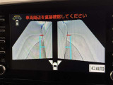 幅も大きいクルマなので、すれ違いも心配ですよね。バックカメラだけでなく、サイドカメラも装備しています。裏道のすれ違いの時なども、活躍してくれます。