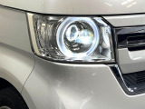 【LEDヘッドライト】悪天候や夜間走行時も良好な視界を確保し安心して運転できる高輝度LEDヘッドライトを装備!点灯速度が早く、消費電力も抑えられています。