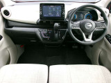リラックスしてドライブが楽しめ、圧迫感のないゆったりとした空間が広がる室内です。