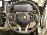 ハンドルにHondaセンシング系のクルーズコントロールやレーンキープアシストなどのスイッチと、オーディオの操作スイッチが装備されています。ハンドルから手を離さず安全に操作できます。