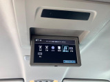 【フリップダウンモニター】大画面モニターで後席でもエンタメをお楽しみいただけます。小さなお子様にも大人気の装備です♪