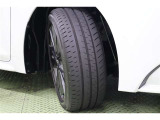 タイヤサイズはハイスペックな215/45R17。