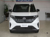 ■フロントカメラで前方の車両や歩行者を検知。万一、ドライバーが安全に減速できなかった場合には、自動的に緊急ブレーキを作動させて衝突を回避、または衝突時の被害や傷害を軽減します。