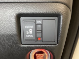 左側電動スライドドアは運転席からでも操作ができるように、ハンドル付近に開閉の操作スイッチが付いています。