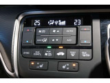 運転席と助手席の温度設定の変更が可能な左右独立タイプのデュアルエアコンです♪♪♪暑がりな人・寒がりな人も誰もが車内を快適にお過ごしいただけます♪♪♪