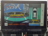 バックギアを入れるとナビ画面上に全方位モニターが表示されるので、車庫入れがラクになります。