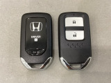 スマートキーを装備しています。鍵を差し込むことなくドアロックの開け閉めと、スタートボタン操作でのエンジンスタートができます。スペアキーも同じものを用意しております。