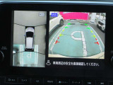 アラウンドビュー付き。上空から車両を見下ろしたような画像に加工された映像をディスプレイで確認しながら車庫入などができ大変便利です。