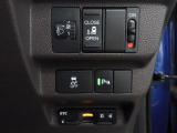 片側電動スライドドア。荷物で手が塞がる時など簡単にドアの開閉が出来ます。何より力いらずで開閉OK。女性やお年寄りにも優しい。電動機能はOFFにもできますから元気なお子様の駆け出しも安心です。