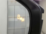 ブラインドスポットモニター装備。隣車線を走る車両を検知。ドアミラーでは確認しにくい後方、側方エリアに存在する車両や急接近してくる車両も検知しドアミラーに搭載されたLEDインジケーターが点灯します。