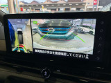 空から見たような映像で駐車ができるアラウンドビューモニター。ひと目でわかるセンサーに前後の衝突被害軽減ブレーキ付き。