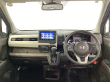 車内は光触媒抗菌消臭施工済です。インパネ周りはスタイリッシュなデザインで機能や装備も充実しています。グローブボックスやカップホルダーのほかにトレーなどたくさんの収納スペースが付いています。