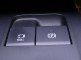 電動パーキングブレーキを搭載。スイッチ操作でパーキングブレーキを作動・解除することができるので操作の力が不要です。