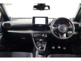 運転席からの視界は広く、操作ボタンやダイヤルが届きやすい位置に配置されていて利便性も良い使いやすい運転席廻りです。ゴムの滑り止めを組み合わせたアルミ製スポーツペダルがスポーティ感を際立たせています。