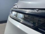 【LEDヘッドライト】悪天候や夜間走行時も良好な視界を確保し安心して運転できる高輝度LEDヘッドライトを装備!点灯速度が早く、消費電力も抑えられています。