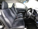 ゆったり室内で運転もしやすいです♪使い勝手の良い配置も考えられています!!