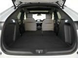 とても握りやすいステアリング!運転手の気持ちがそのまま伝わるかのような反応をしてくれます!小物入れや各ボタンの配置にこだわり、とても使いやすいです !視認性も良好なのでロングドライブもお任せ下さい!